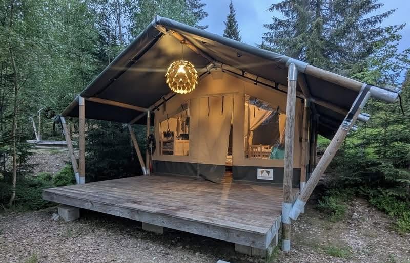 Cort de glamping la Tainic, Fundu Moldovei, seara